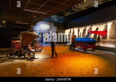 Torino, ITALIA - gli antichi primi modelli di auto nel Museo dell'Automobile. Foto Stock