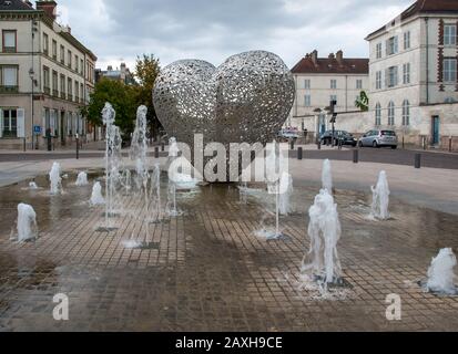 Troyes, Francia - 31 agosto 2018: il cuore di Troyes ha preso l'orgoglio del luogo sulle rive del vecchio canale, di fronte al Théâtre de Champagne. Tr Foto Stock