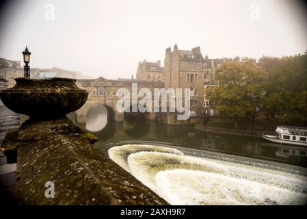 Pulteney Bridge e Pulteney Weir a Bath, Inghilterra, attraversano il fiume Avon. Foto Stock