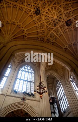 L'imponente Abbazia di Bath, risalente al 1499, si trova proprio nel centro di Bath, in Inghilterra, e presenta uno dei più bei soffitti a volta del paese. Foto Stock