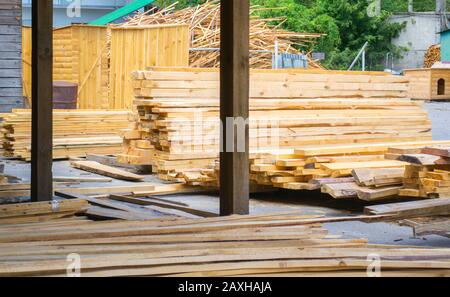 Segheria. Magazzino per segare tavole su una segheria all'aperto. Legno legno legno pila di legno bianco materiale di costruzione Foto Stock