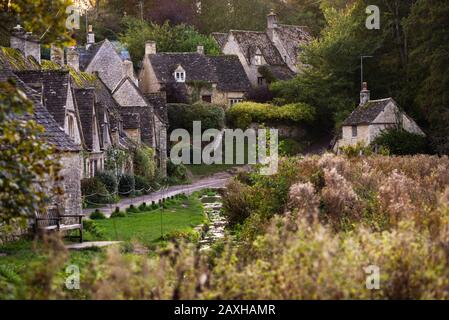 I cottage dei tessitori di Arlington Row a Bibury, Inghilterra, nelle Cotswolds. Foto Stock