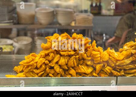 Croccante banana fritto esposto alla cucina commerciale in ristorante cinese Foto Stock