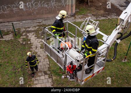 Ostrava, Repubblica Ceca. 11th Feb, 2020. I vigili del fuoco riparano un tetto danneggiato dopo la tempesta Ciara (Sabine), martedì 11 febbraio 2020, a Ostrava, Repubblica Ceca. Credit: Vladimir Prycek/Ctk Photo/Alamy Live News Foto Stock