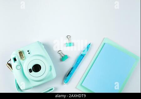 Mini fotocamera moderna, scuola o collage accessori su sfondo grigio. Vista dall'alto, composizione a disposizione piatta. Blogger di moda, concetto minimo. Foto Stock