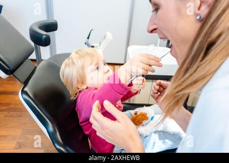 Il bambino nell'ufficio dei dentisti sta diventando comodo Foto Stock