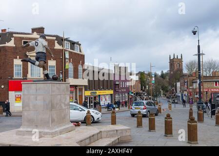 Statua dell'ex calciatore Manchester United Duncan Edwards nel Market Place, nella sua città natale di Dudley, West Midlands, Regno Unito Foto Stock