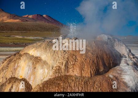 Vista dettagliata di Active Geyser heap in El Tatio, Atacama Foto Stock