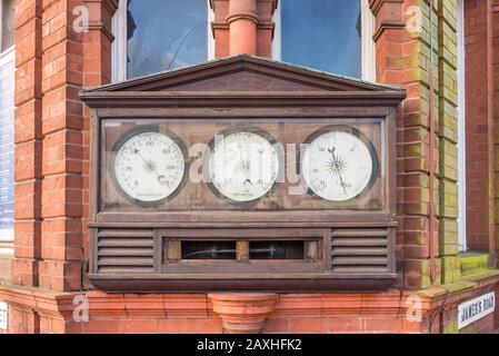 Vecchi quadranti meteorologici in una cassa di legno attaccata al muro della Dudley Art Gallery, West Midlands, Regno Unito Foto Stock