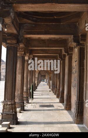 Interno della Moschea di Jami Masjid o Venerdì, costruito nel 1424 durante il regno di Ahmed Shah, Ahmedabad, Gujarat, India Foto Stock