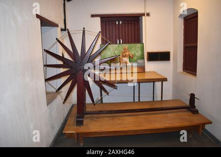 Charkha o Spinning Wheel a Sabarmati Ashram anche conosciuto come Gandhi Ashram, Ahmedabad, Gujarat, India Foto Stock