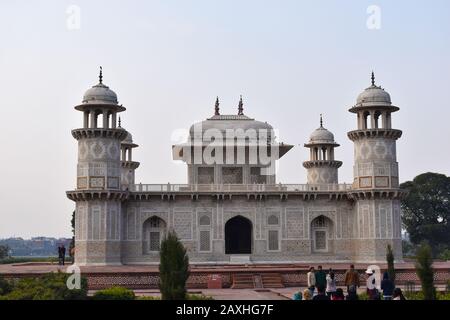 Agra, Uttar Pradesh, India, gennaio 2020, vista Laterale, mausoleo di Etmaduddaula o Itmad-ud-Daula tomba spesso considerato come una bozza del Taj Mahal Foto Stock