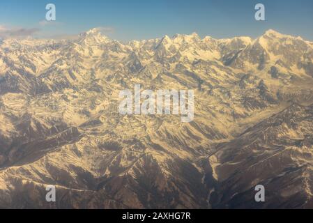 Himalayas crinale vista aerea dal Nepal paese Foto Stock