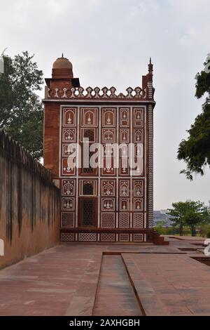 Vista laterale della porta - mausoleo di Etmaduddaula o Itmad-ud-Daula tomba spesso considerata come una bozza del Taj Mahal. Agra, Uttar Pradesh, India Foto Stock