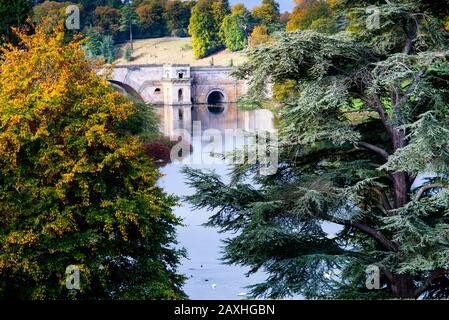 Il Grand Bridge di John Vanbrugh a Blenheim Palace, Woodstock, Inghilterra. Foto Stock