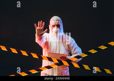 Epidemiologist gesturing Stop Hand Sign in coronavirus quarantena. Foto Stock