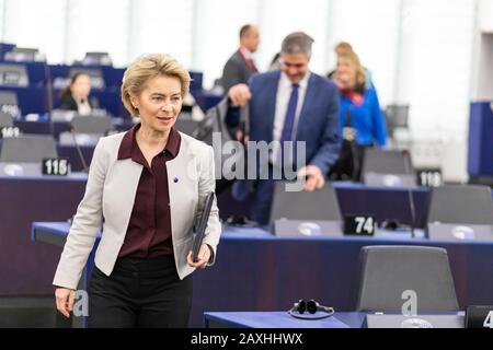 12 febbraio 2020, Francia, Straßburg: Ursula von der Leyen (CDU, Gruppo PPE), Presidente della Commissione europea, arriva in plenaria prima dell'inizio della sessione. I deputati al Parlamento europeo stanno discutendo il bilancio pluriennale dell'Unione europea in vista del vertice speciale del bilancio dell'Unione europea alla fine di febbraio. Foto: Philipp von Ditfurth/dpa Foto Stock