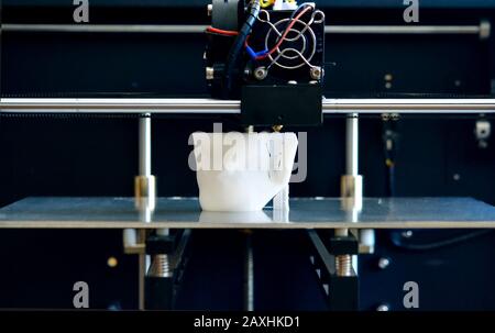 Oggetti stampati dalla stampante 3d. Automatic tridimensionali di stampante 3d esegue la modellazione plastica in laboratorio. La progressiva moderna tecnologia di additivo Foto Stock