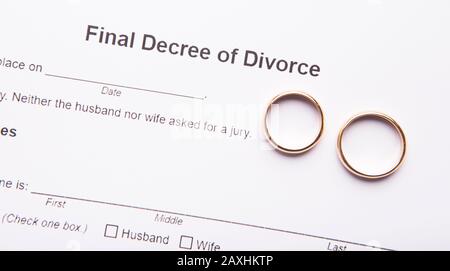 Divorzio decreto e due anelli di nozze, sfondo Foto Stock