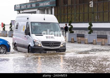 Loomis van in viaggio attraverso le inondazioni al di fuori di Genting Casino durante l'alta marea tempesta in seguito alla tempesta Ciara a Southend on Sea, Essex, UK Foto Stock