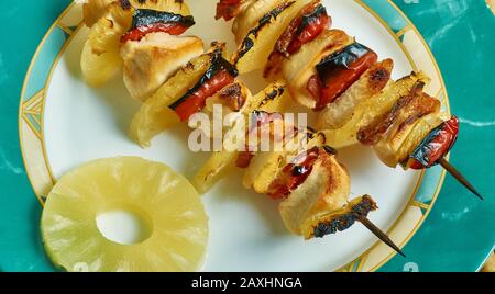 Bacon Hawaiian Pineapple Chicken Kebabs , pancetta croccante alla griglia e pollo soffocati in un ananas hawaiano e salsa barbecue Foto Stock