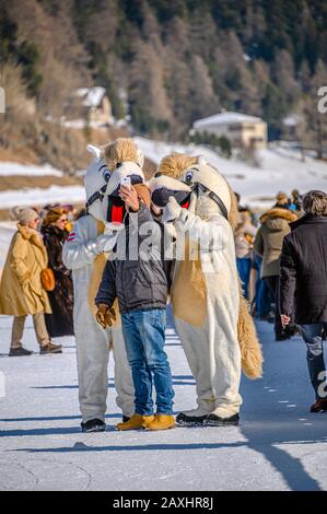 Il turista asiatico prende selfie con la mascotte della corsa di cavalli White Turf 2020 a St.Moritz, Grigioni, Svizzera Foto Stock