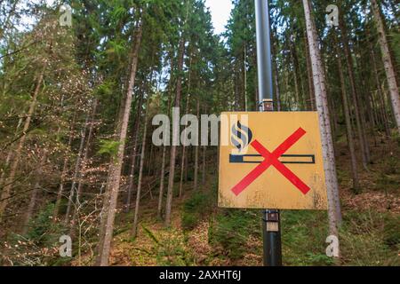 Rathen, Germania. 11th Feb, 2020. Nella fase rocciosa nella località di salute Rathen, un cartello di divieto con il significato di 'fuoco' è attaccato a un palo luminoso sul lato strada. In molti luoghi del Parco Nazionale della Svizzera sassone, gli incendi aperti sono generalmente vietati e puniti con severe sanzioni. Credito: Daniel Schäfer/Dpa-Zentralbild/Dpa/Alamy Live News Foto Stock