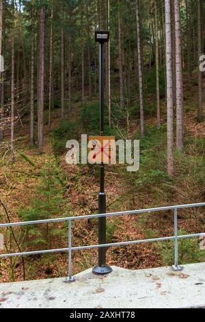 Rathen, Germania. 11th Feb, 2020. Nella fase rocciosa nella località di salute Rathen, un cartello di divieto con il significato di 'fuoco' è attaccato a un palo luminoso sul lato strada. In molti luoghi del Parco Nazionale della Svizzera sassone, gli incendi aperti sono generalmente vietati e puniti con severe sanzioni. Credito: Daniel Schäfer/Dpa-Zentralbild/Dpa/Alamy Live News Foto Stock