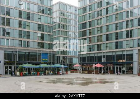 L'Hub, Milton Keynes, uno sviluppo moderno di appartamenti, uffici e ristoranti vicino al centro della città. Buckinghamshire, Regno Unito Foto Stock