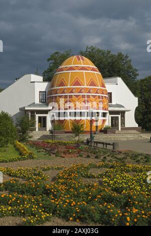 Museo Di Pysanka A Kolomyia. Flowerbad in primo piano. Foto Stock