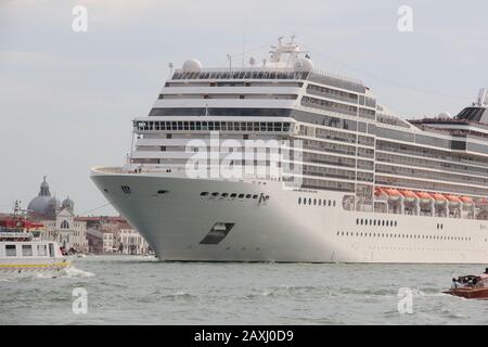 Una grande nave da crociera arriva al porto di Venezia. Italia. Tipo di nave. Primo piano. Foto Stock