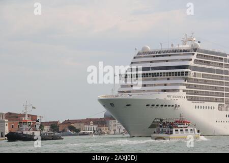 Una grande nave da crociera arriva al porto di Venezia. Italia. Tipo di nave. Primo piano. Foto Stock