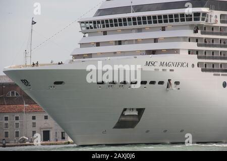 Una grande nave da crociera arriva al porto di Venezia. Italia. Tipo di nave. Primo piano. Foto Stock