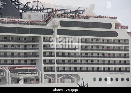 Una grande nave da crociera arriva al porto di Venezia. Italia. Tipo di nave. Primo piano. Foto Stock