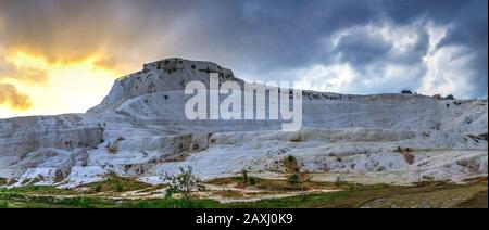 Pamukkale, Turchia – 07.14.2019. Pamukkale montagna bianca. Vista panoramica dal lato del villaggio in una serata estiva nuvoloso. Foto Stock