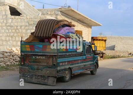 11 Febbraio 2020: Aleppo, Siria. 11 Febbraio 2020. Gli sfollati siriani viaggiano dalla campagna occidentale di Aleppo verso la città di Afro, vicino al confine turco, mentre le forze governative siriane sostenute dal loro alleato russo premono la loro campagna nel nord-ovest della Siria. L'attuale intensificazione della campagna militare per sradicare le ultime roccaforti ribelli nella provincia di Idlib e nella campagna di Aleppo ha causato un grande esodo di civili e, secondo le agenzie di soccorso, più di 700, Lo scorso dicembre sono state sfollate le famiglie in quello che le Nazioni Unite definiscono il peggior sfollamento del paese Foto Stock