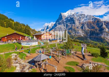 Grindelwald, Svizzera - 10 Ottobre 2019: persone presso la stazione intermedia al primo picco delle Alpi Svizzere montagna, picchi innevati panorama, Oberland bernese, Foto Stock