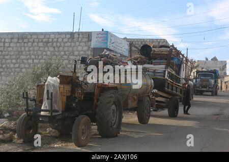 11 Febbraio 2020: Aleppo, Siria. 11 Febbraio 2020. Gli sfollati siriani viaggiano dalla campagna occidentale di Aleppo verso la città di Afro, vicino al confine turco, mentre le forze governative siriane sostenute dal loro alleato russo premono la loro campagna nel nord-ovest della Siria. L'attuale intensificazione della campagna militare per sradicare le ultime roccaforti ribelli nella provincia di Idlib e nella campagna di Aleppo ha causato un grande esodo di civili e, secondo le agenzie di soccorso, più di 700, Lo scorso dicembre sono state sfollate le famiglie in quello che le Nazioni Unite definiscono il peggior sfollamento del paese Foto Stock