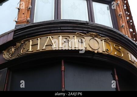 LONDON, Regno Unito - 9 Luglio 2016: Grandi Magazzini Harrods a Londra. La famosa impresa di vendita al dettaglio si trova su Brompton Road nel quartiere di Knightsbridge. Foto Stock