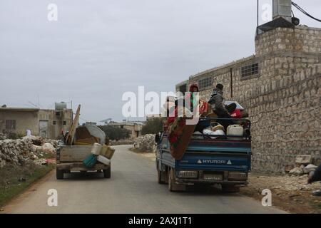 11 Febbraio 2020: Aleppo, Siria. 11 Febbraio 2020. Gli sfollati siriani viaggiano dalla campagna occidentale di Aleppo verso la città di Afro, vicino al confine turco, mentre le forze governative siriane sostenute dal loro alleato russo premono la loro campagna nel nord-ovest della Siria. L'attuale intensificazione della campagna militare per sradicare le ultime roccaforti ribelli nella provincia di Idlib e nella campagna di Aleppo ha causato un grande esodo di civili e, secondo le agenzie di soccorso, più di 700, Lo scorso dicembre sono state sfollate le famiglie in quello che le Nazioni Unite definiscono il peggior sfollamento del paese Foto Stock