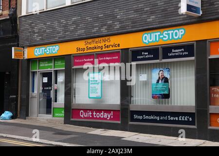 Sheffield, Regno Unito - 10 LUGLIO 2016: Clinica Quit-Stop per fermare l'abitudine al fumo a Sheffield, nello Yorkshire, Regno Unito. Fa parte del NHS - la Se nazionale di salute Foto Stock