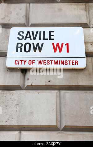 LONDON, Regno Unito - 6 Luglio 2016: Strada segno a Savile Row a Londra. Savile Row è una strada a Mayfair, tradizionalmente noto per sarti. Foto Stock