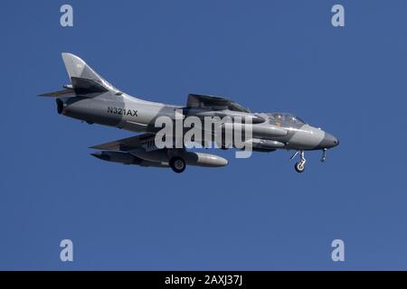 A 1959 Hawker Hunter Mk58 (F58A) che volano con appaltatore militare privato, Airborne Tactical Advantage Company (ATAC) vicino alla base NAF Atsugi. Kanagawa, Giappone Foto Stock