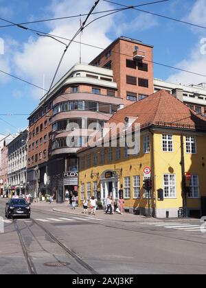 Strada nella capitale europea di Oslo nel distretto di Ostlandet in Norvegia - verticale Foto Stock