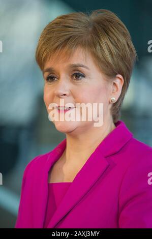 Il Primo ministro scozzese Nicola Sturgeon ha tenuto un discorso alla Dynamic Earth di Edimburgo, dopo la schiacciante vittoria della SNP alle elezioni del 2019. Credito: Euan Cherry Foto Stock