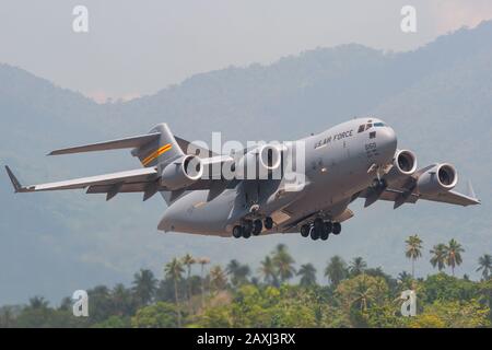 Boeing C-17A Globemaster III della 535th Wing's 15th Airlift Squadron con sede a Hickam AFB, svolge una dimostrazione tattica a Lima 2013, Malesia. Foto Stock