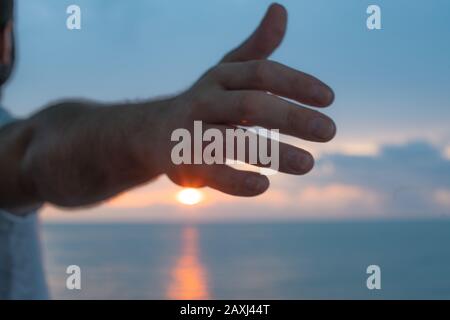 Mano che guarda al mare. Concetto Di Libertà. Foto Stock