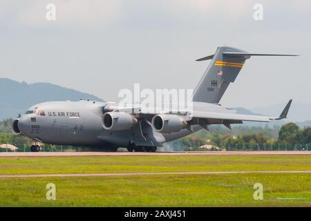 Boeing C-17A Globemaster III della 535th Wing's 15th Airlift Squadron con sede a Hickam AFB, svolge una dimostrazione tattica a Lima 2013, Malesia. Foto Stock