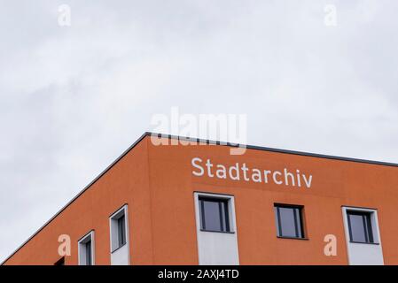 Magdeburg, Germania. 30th Gen 2020. Vista sulla facciata dell'Archivio della città di Magdeburg. Credito: Stephan Schulz/dpa-Zentralbild/ZB/dpa/Alamy Live News Foto Stock