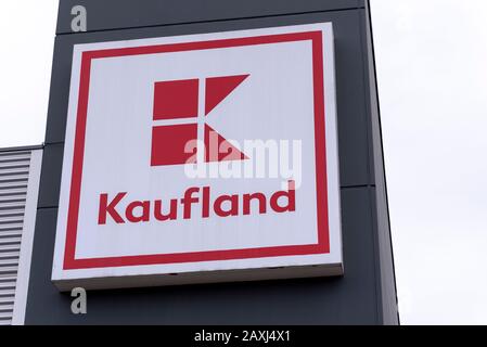 Magdeburg, Germania. 30th Gen 2020. Vista del logo della catena di supermercati Kaufland Credit: Stephan Schulz/dpa-Zentralbild/ZB/dpa/Alamy Live News Foto Stock